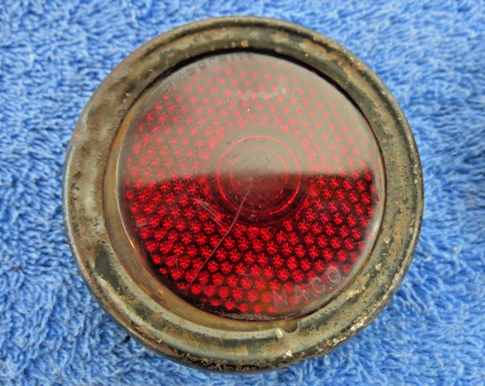 PAR DE LENTES E MOLDURAS DE LANTERNA TRASEIRA WILLYS JEEPSTER NACO 1948-1951 VIDRO VERMELHO OEM JEEP - Imagem 2 de 4