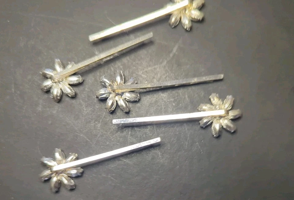 Lote de cinco alfinetes Bobby em tom de prata 2 polegadas com flores de strass transparente - Imagem 4 de 4