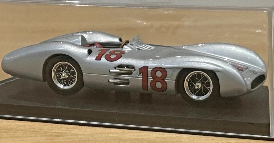 Mercedes-Benz Silberpfeil W 196 Juan Manuel Fangio 1954 1:43 - Bild 3 von 4