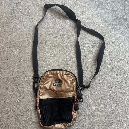 Sac à bandoulière Supreme The North Face métallisé or rose S/S 18