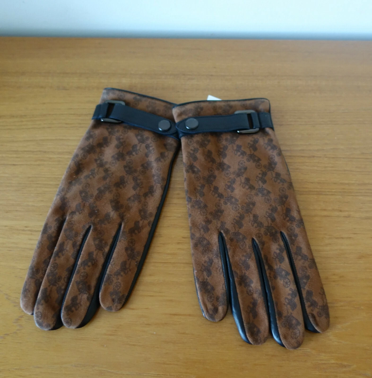COACH HORSE AND CARRIAGE TECH NAPA GLOVES IN SADDLE COLOR. NWT