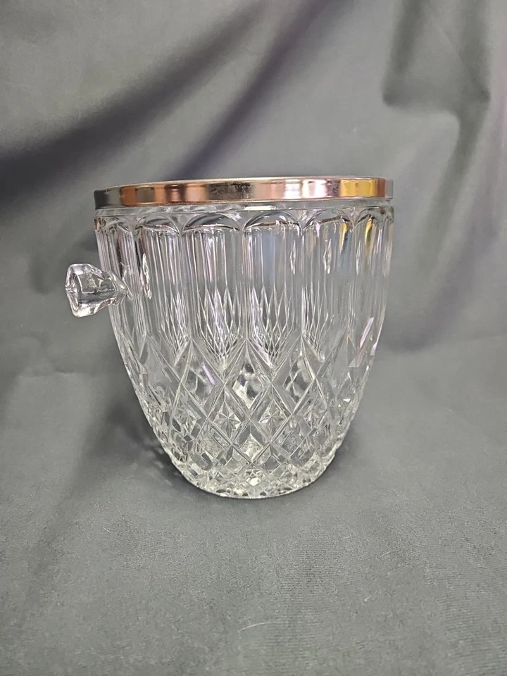 Cubo de hielo de cristal Eales of Sheffield de mediados del siglo XX de 8" años 50 con borde plateado Foto 3 de 4