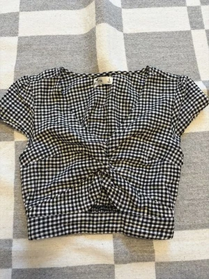 Hollister Damen Crop Top Schwarz Weiß kariert V-Ausschnitt Knotendetail Bund - Bild 1 von 3