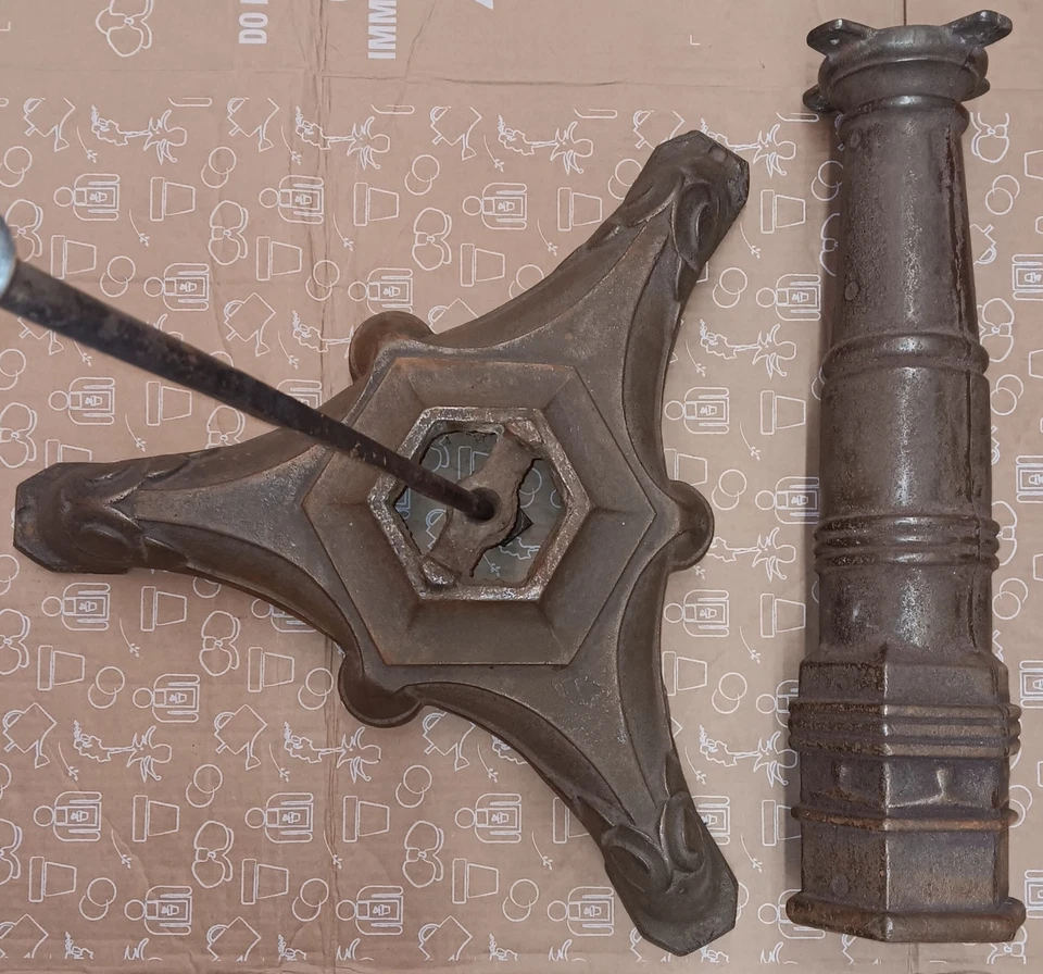 Antiguo salón, bar, bistró, base de mesa de hierro fundido de 3 patas, principios de 1900 Foto 4 de 4