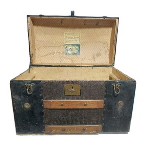 Antique Davis Trunk, Top Alligator Metal & Wood Detroit MI. Needs Restoration