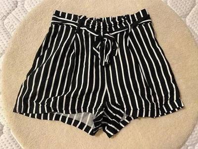 Gestreifte kurze Hose mit Schleife Gr. 38 - Kaum Getragen - Bild 1 von 4