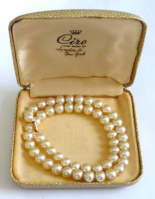 A VINTAGE 1950s CIRO SIMULATED PEARL 