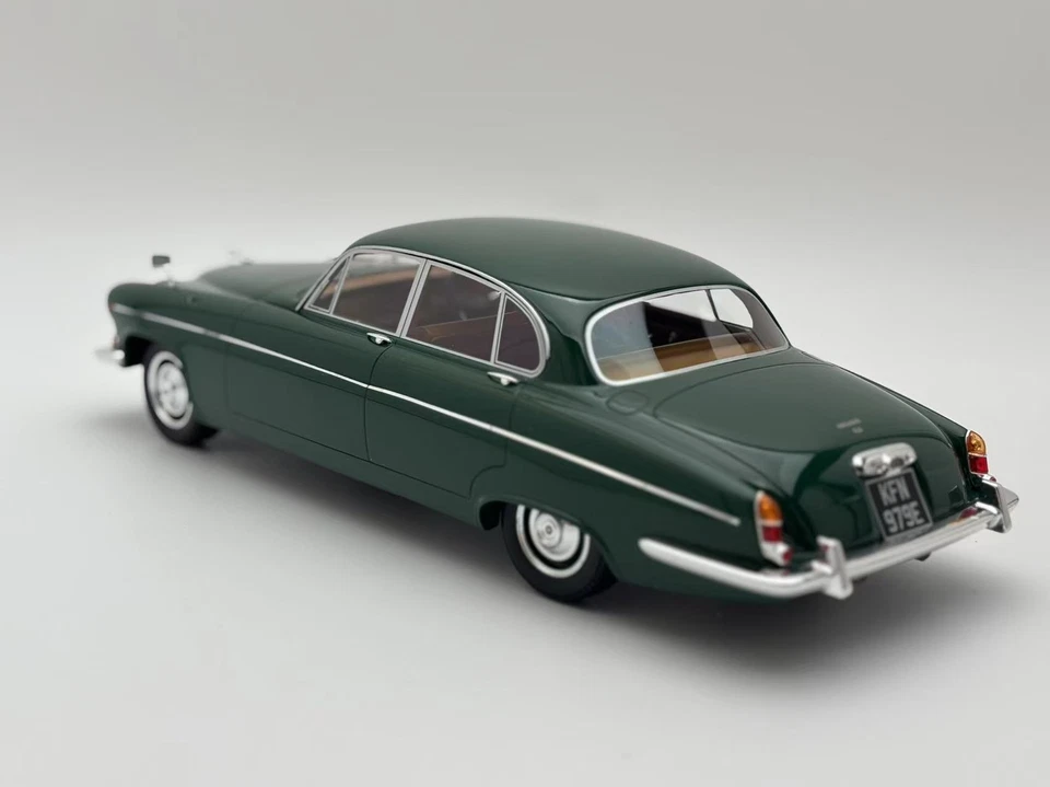 Bos 1/18 Jaguar Mark X 10th Generation 420G UK Green Resin Unopenable Car Model - Image 3 of 4