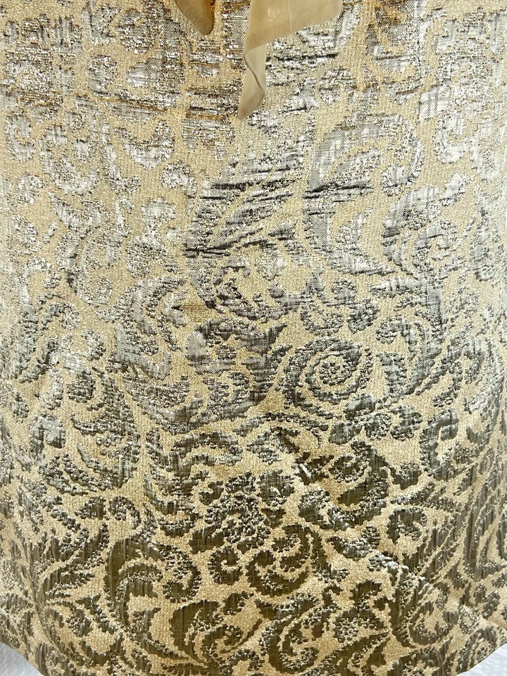 Elegante Vestido Vaina RUTH Brocado Dorado Sin Tirantes con Faja Dorada Talla 6 Foto 3 de 4