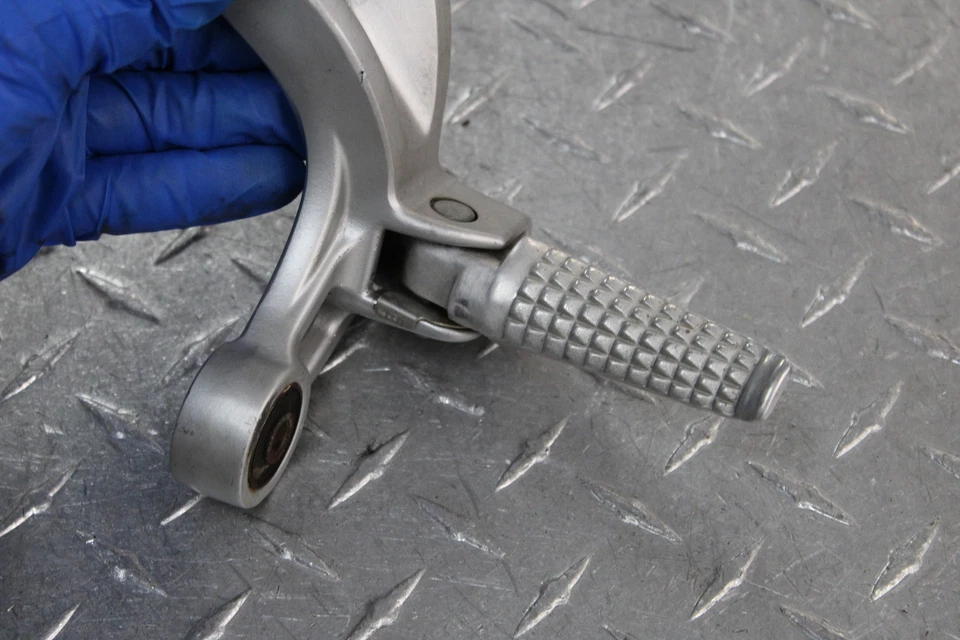 Suzuki GSXR600Z 2003 Limited clavija trasera derecha pasajero Foto 2 de 4