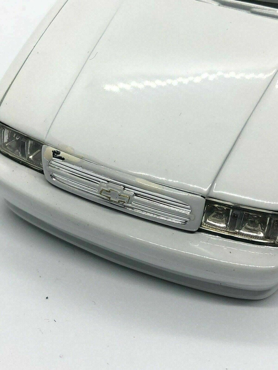 Jada Dub City 1996 Chevrolet Impala SS Vintage 1:24 White Low Ride