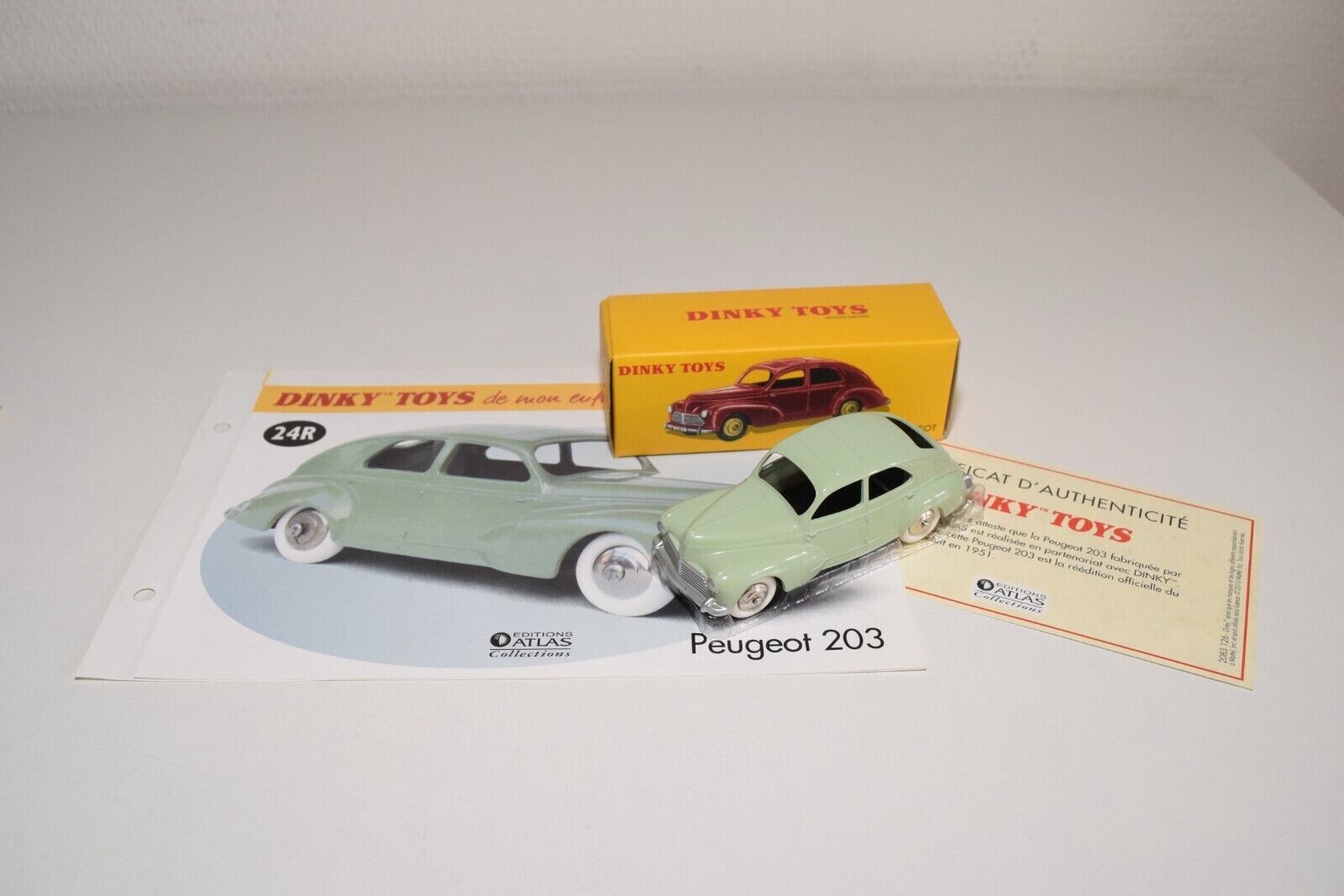 Peugeot 203 Berline 1/43 Dinky Toys Atlas 24R idée cadeau collectionneur avec fiche