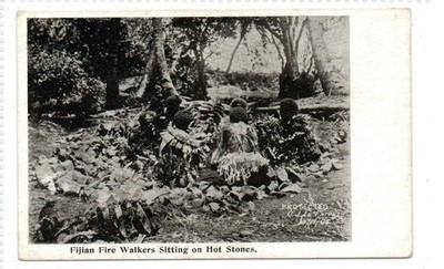 FIDSCHIANISCHE FEUERWANDERER SITZEN AUF HEISSEN STEINEN: Fidschi Postkarte (C97035)