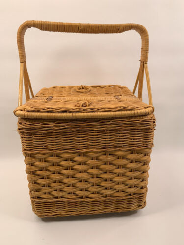 Vintage Picknickkorb aus geflochtenem Rattan für zwei quadratische Körbe mit Henkelkorb - Bild 6 von 9