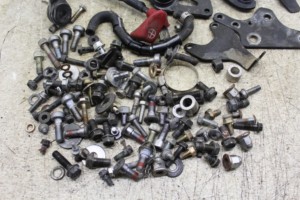 06 SOPORTE DE MONTAJE DEL MOTOR HONDA VTX1300C PERNOS DIVERSOS HARDWARE MOTOR TORNILLOS C37D Foto 2 de 4