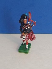 Britains highlander bagpiper