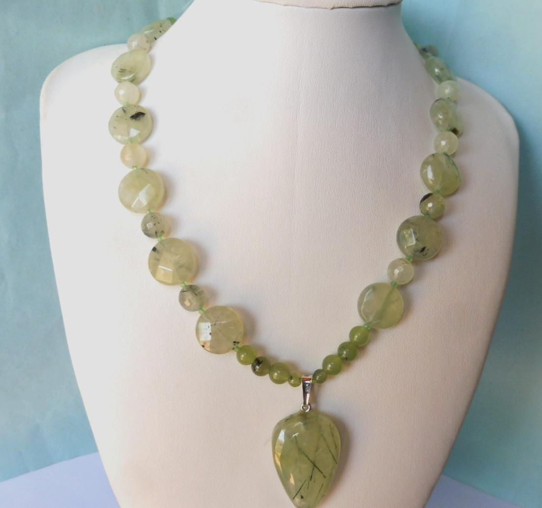 Collier en Prehnite naturelle 255 Carats et Argent massif : l'élégance d'un bijou artisanal