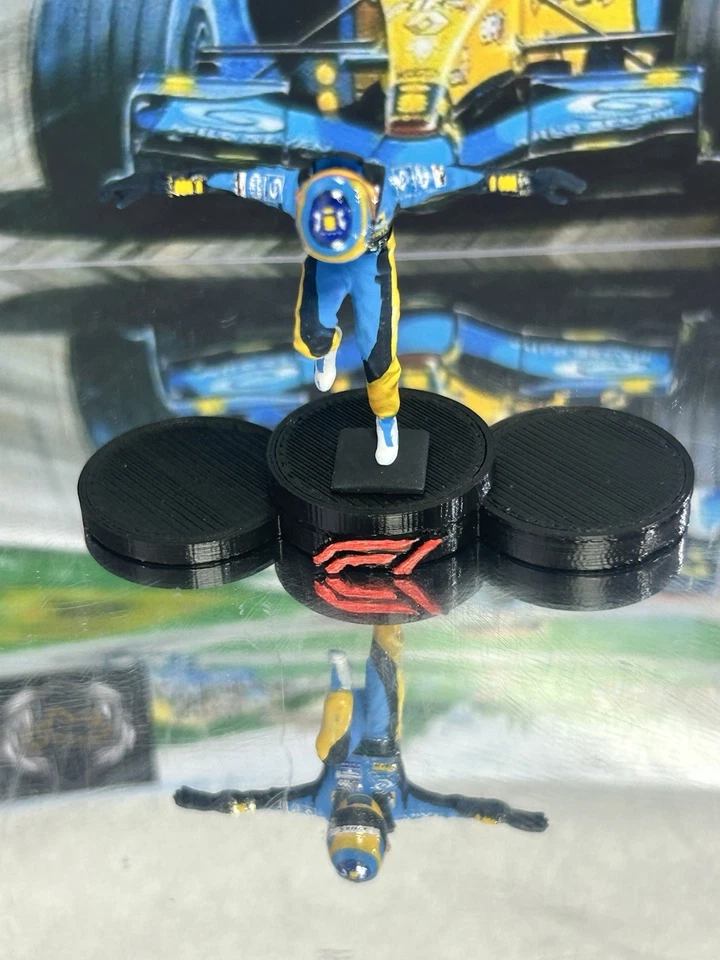 Fernando Alonso Renault 2006 World Champion F1 Scale 1/43 Figure + Podium - Image 3 of 4