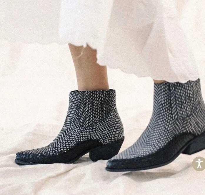 Botín al tobillo The GREAT 'The Cowboy Boot' blanco y negro precio de venta sugerido por el fabricante $325 para mujer talla 9 Foto 2 de 4