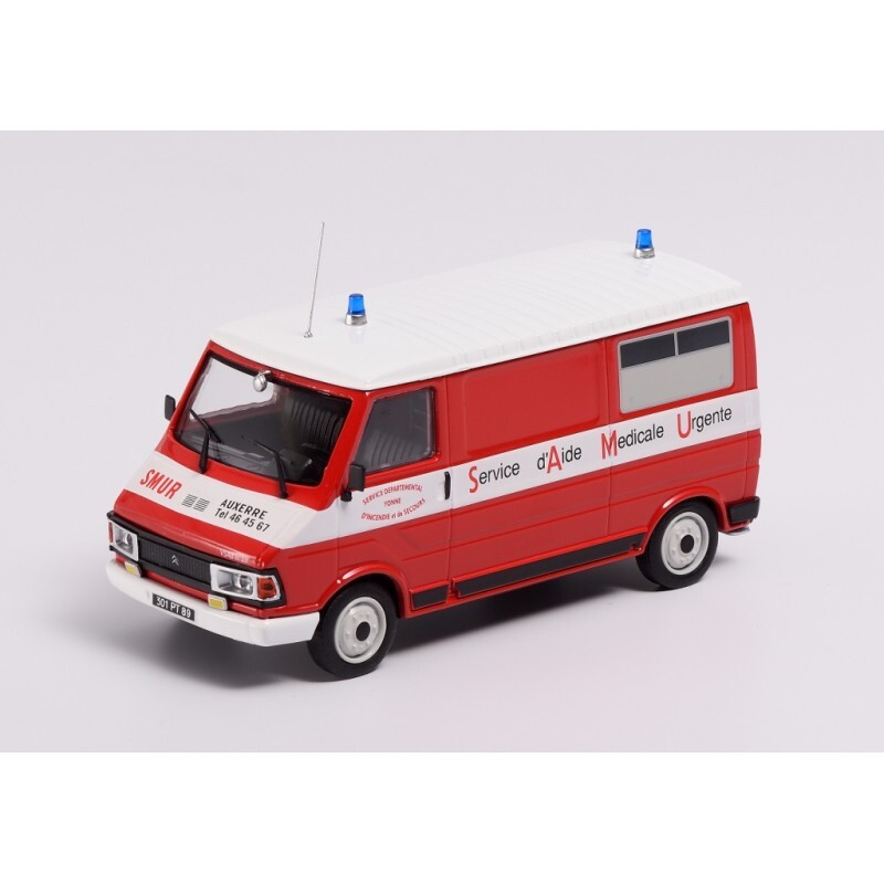 Citroen C35 ambulance miniature Eligor pour recréer un diorama de secours au 1/43