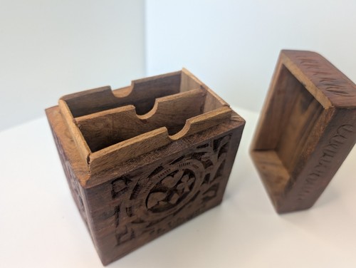 Scatola in legno decorata con simboli di carte da gioco - Marrone - Foto 2 di 5
