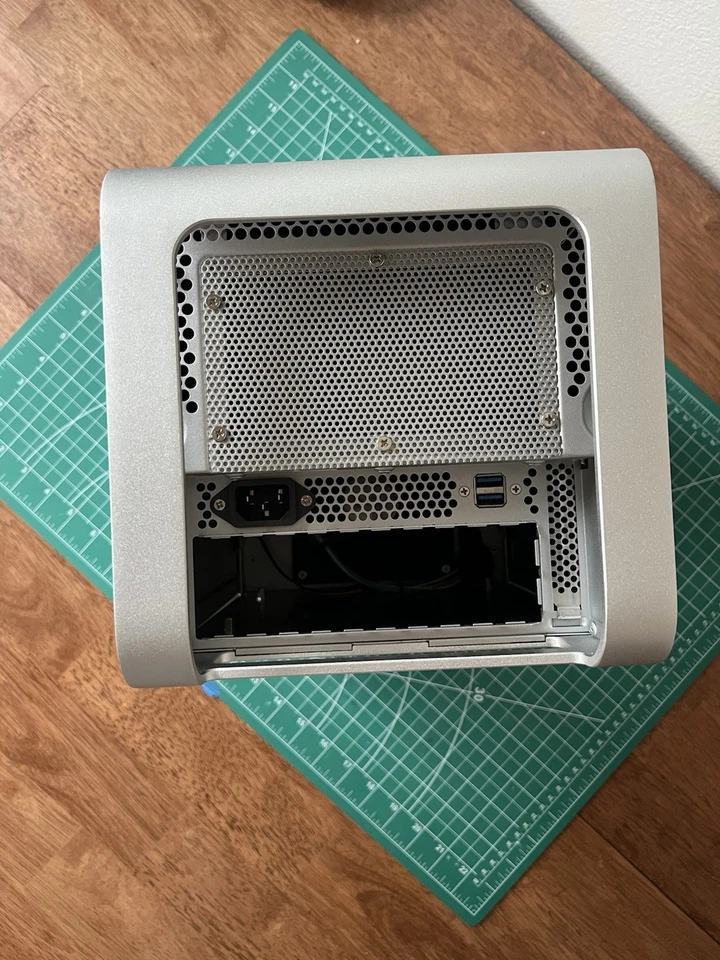 Silverstone CS01S (Silver) Mini-ITX Case 2x3.5inch/2x2.5inch Drive Storage - Image 3 of 4