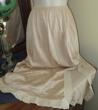 vtg JCPENNEY 27" BEIGE w/ IVORY LACE satiny nylon half slip sz MED walking slit