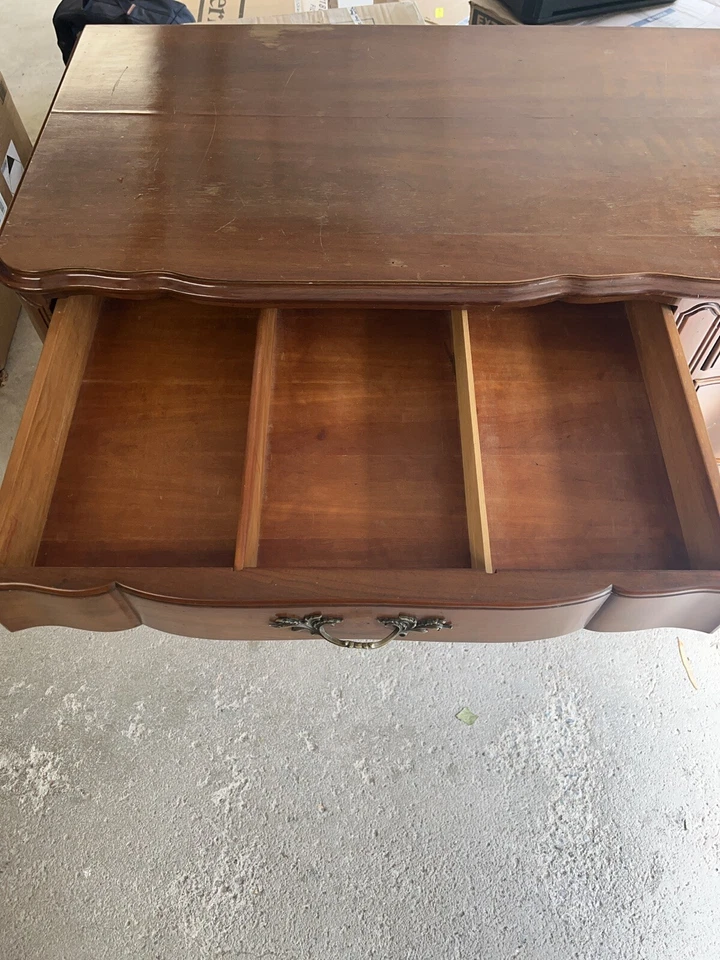 Cajonera francesa antigua usada de nogal Foto 3 de 4