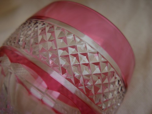 SAINT LOUIS, TRIANON,FRENCH FUSCHIA CUT TO CLEAR CRYSTAL WINE GLASS,SIGNED. - Picture 4 of 12