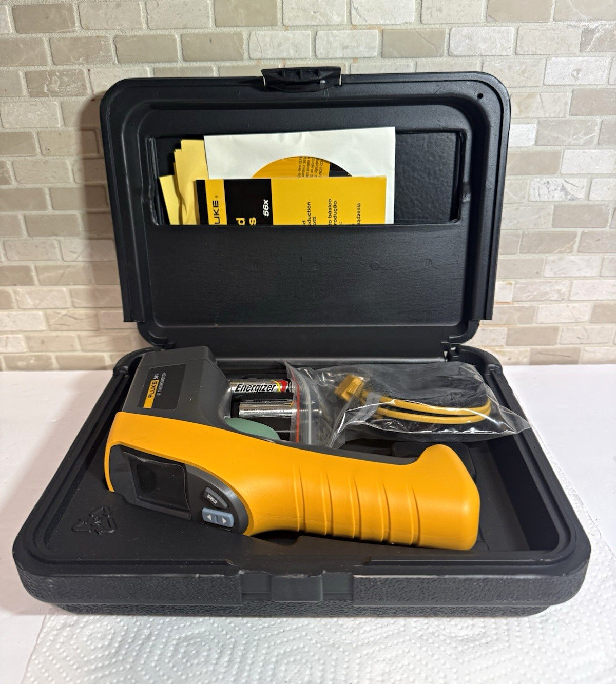 Fluke 561 Laser IR Thermometer Digital 12:1 Case -40-550°C Adjustable Emiss