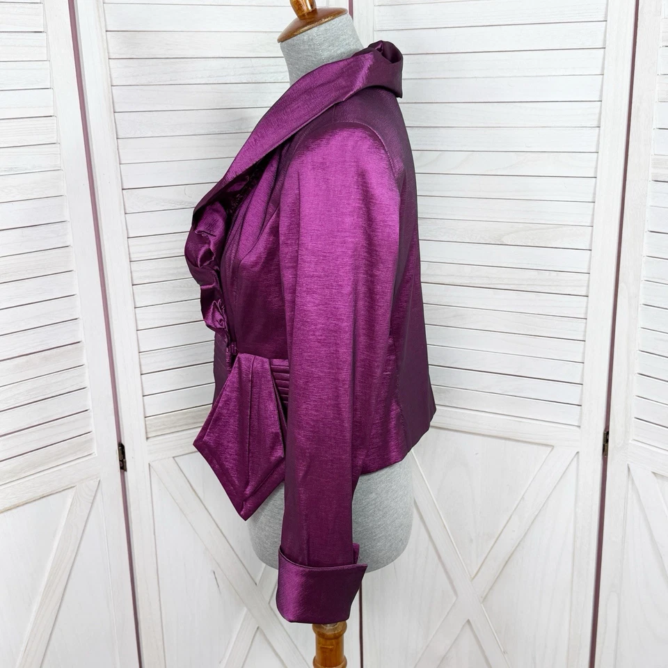 Blusa feminina Nipon Boutique 8 xale com babado roxo faixa plissada tafetá - Imagem 2 de 4