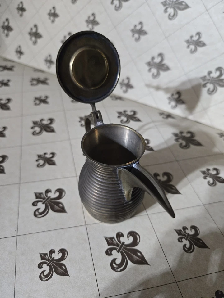 Dallah estilo Oriente Medio con tres tazas a juego (latón) Foto 3 de 4