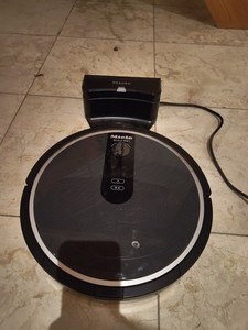 Miele Scout RX1 Saug-Roboter Schwarz mit Fernbedienung und Ladestation.