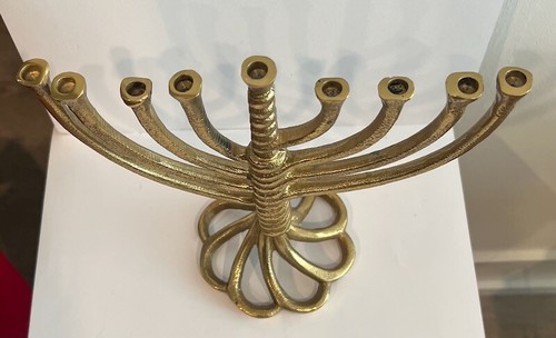 Braccia assimetriche Judaica vintage brutalista in ottone menorah, base forma floreale - Foto 5 di 8