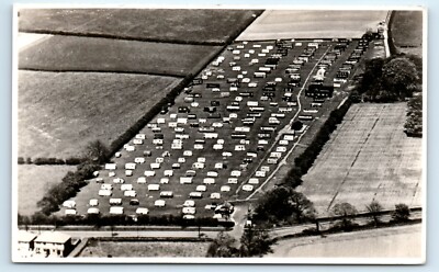 POSTKARTE FERIENLAGER LUFTBILD - ECHTES FOTO UNBEKANNTER ORT UK 