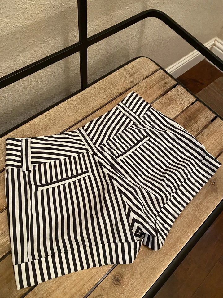 Pantalón corto Alice + Olivia a rayas con puños talla 0 Foto 3 de 4