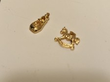 Charm vintage per scarpe da bambino tono oro e cavallo a dondolo (da ornamenti Lenox)