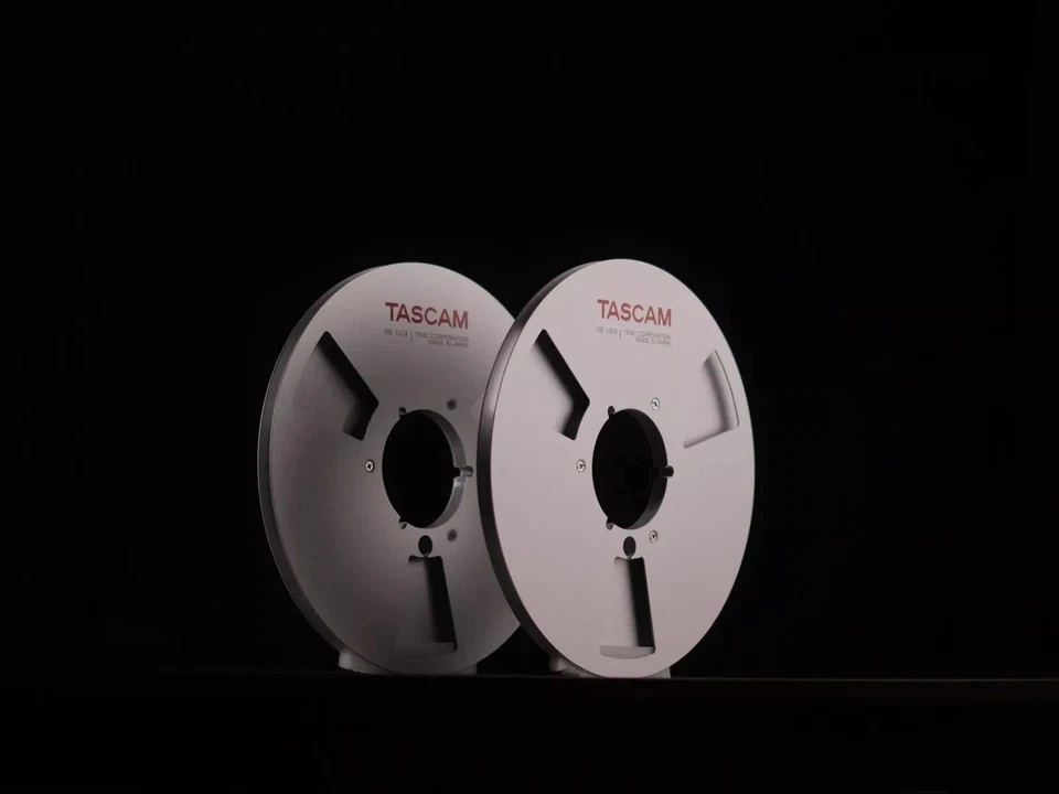 un par de carrete a carrete de aluminio plateado TASCAM 10,5"" 1/4 RE-1400 Foto 2 de 4