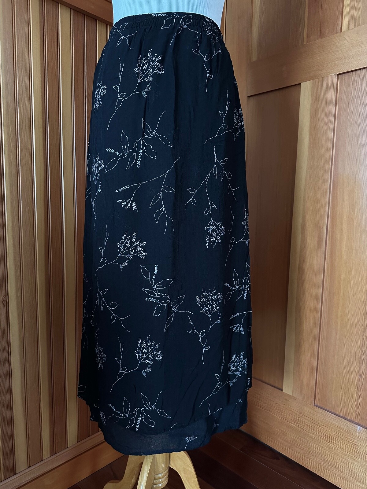 CHICOS black rayon boho floral print skirt with side slits size 1 medium
