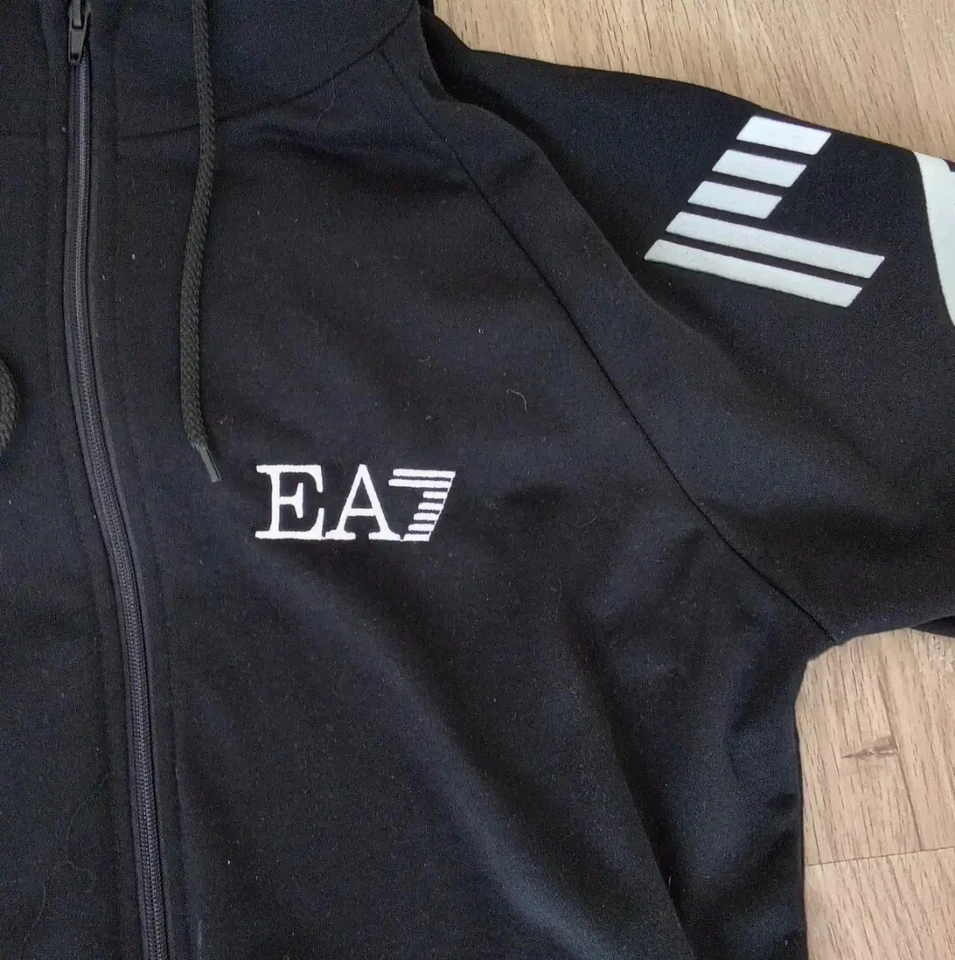 Conjunto de sudadera EA7 y vaquero - Imagen 4 de 4
