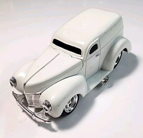 2002 Funline MUSCLE MACHINES White ‘40 Ford Delivery Sedan 1/64 Diecast/Plastic - Picture 3 of 10