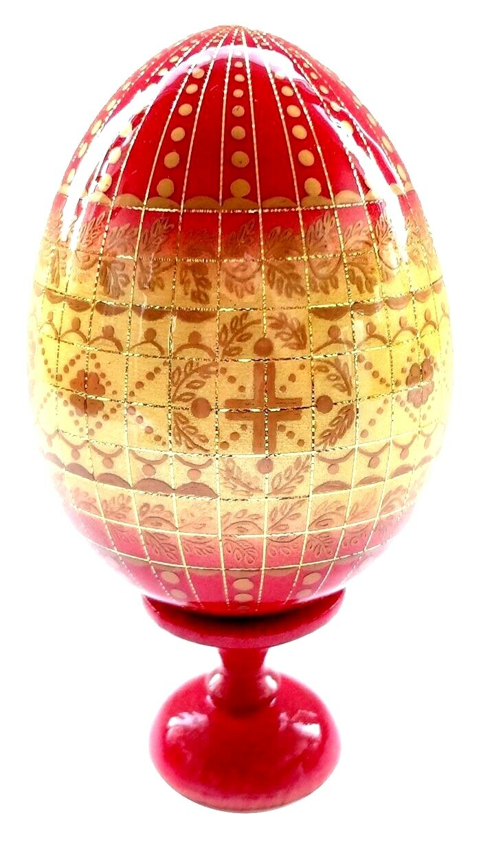 Oeuf en bois décoré de fils d'or pour illuminer votre table de fête