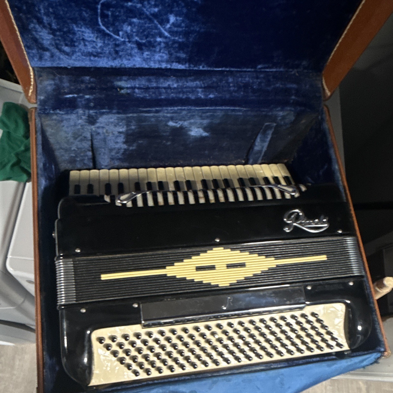 как выглядит Rivoli Black/Cream Piano Accordion 41 Treble/120 Bass, 5 Register w/ Case фото