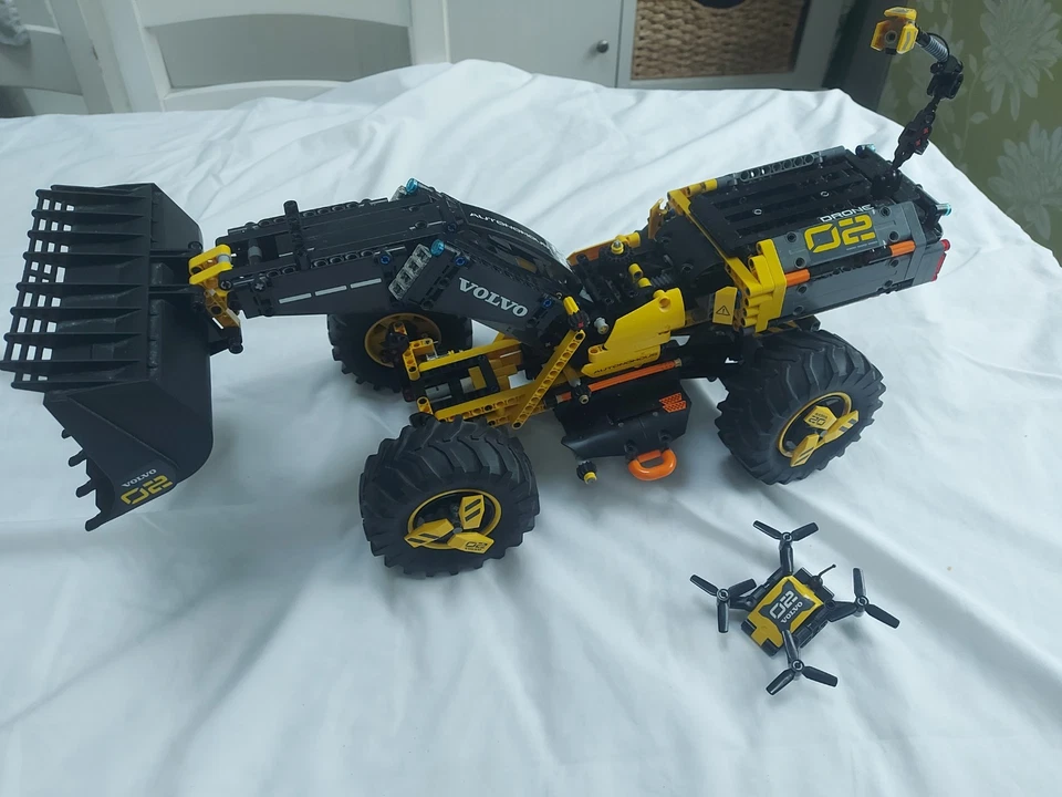 LEGO Technic 42081 Volvo Concept Wheel Loader ZEUX, photo 4 of 5