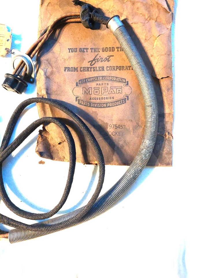 Par de conjuntos de cables y enchufes de faros Plymouth P14 1942 NOS: 975452, 975453 Foto 4 de 4