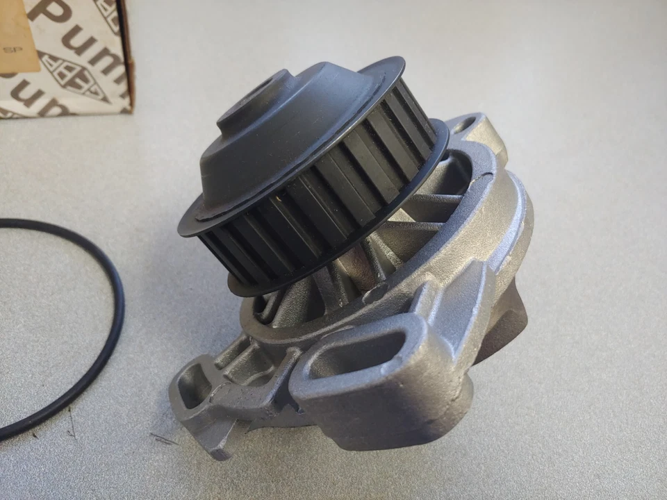 NUEVO ORIGINAL GENUINO GEBA ALEMANIA AUDI 4000 5000 BOMBA DE AGUA IMPULSOR DE HIERRO FUNDIDO Foto 4 de 4
