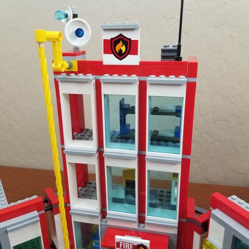 LEGO City 60110 Estación de Bomberos (2016) Retirado Helicóptero Coche Minifiguras Camión de Bomberos - Imagen 10 de 20