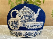 Vintage Needlepoint Herbata Przytulna niebiesko-biała przedstawiająca Chiny Czajniczek Filiżanka i naczynie 