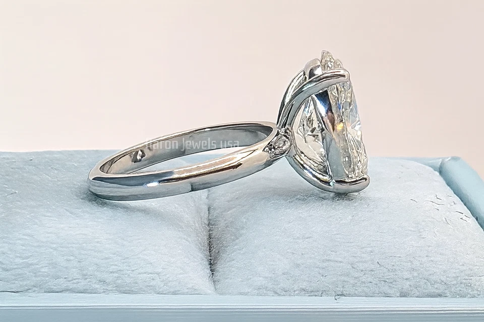 Anillo de compromiso con halo de diamantes creado en laboratorio IGI de corte ovalado de 3,50 quilates | Oro amarillo de 14 quilates Foto 3 de 4