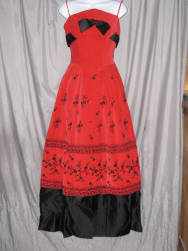 60s--80s Black Satin and Vermillian Red Velveteen  Evening gown - Photo 1 sur 5